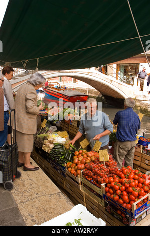 "Venise" orsoduro Italie italien lady doing some shopping at 'Sun' Barnaba Banque D'Images