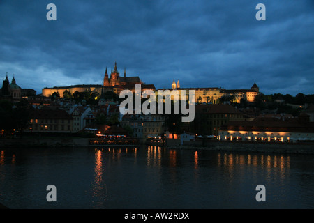 Coucher du soleil sur le château de Prague vu depuis le Pont Charles. Banque D'Images