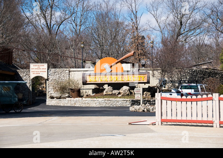 Une entrée et un panneau pour Silver Dollar City, un parc d'attractions et d'attractions près de Branson, Missouri, États-Unis. Banque D'Images