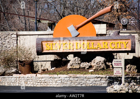 L'entrée et le panneau de Silver Dollar City, un parc à thème près de Branson, Missouri, Etats-Unis. Banque D'Images