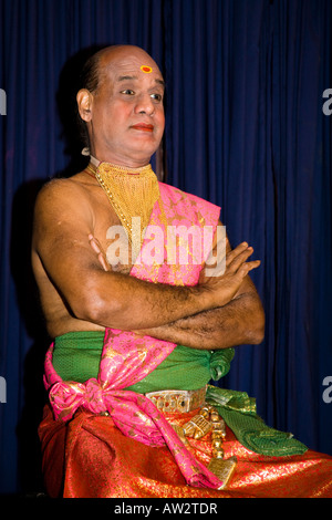 Danseuse de Kathakali assis avec les bras croisés, Centre Culturel de Cochin, Cochin, Kerala, Inde Banque D'Images