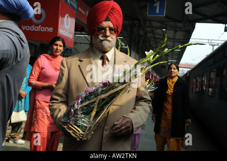 Un Sikh attend que sa famille qui vient d'arriver sur le train de Delhi Banque D'Images