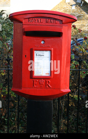 Royal Mail moderne lampe rouge post box à Oxford Banque D'Images