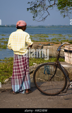 Homme debout à côté de son vélo, fort Cochin, Cochin, Kerala, Inde Banque D'Images