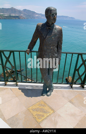 Nerja. Statue du Roi Alfonso XII sur Balcon de Europa à Nerja lookin à Playa Calahonda. Banque D'Images