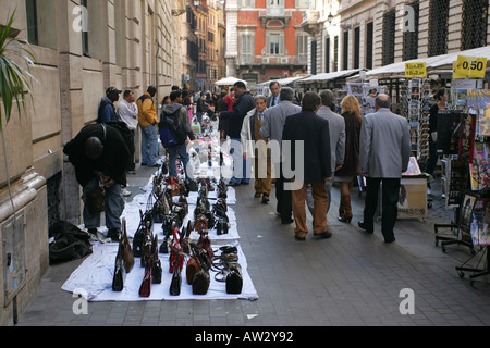 Les immigrants africains illégal illégal de vendre de faux produits de marque dans la rue pour touristes près de la place d'Espagne à Rome Italie Europe Banque D'Images