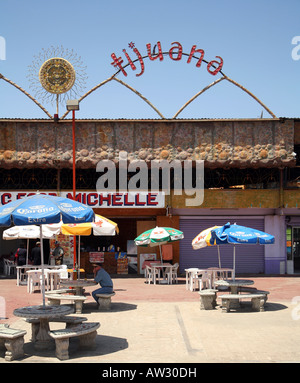 Mexique, Baja California Norte, Tijuana, tables en plein air Banque D'Images