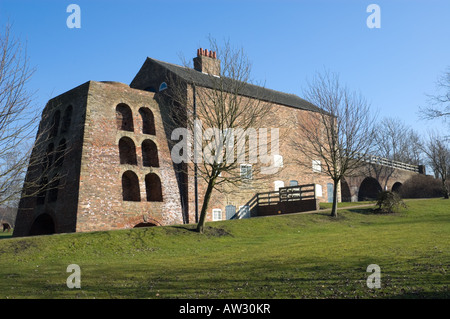 Moira fournaise, au début du 19ème siècle, la fabrication du fer haut fourneau. Ashby Canal, Moira, Derbyshire, Angleterre, RU Banque D'Images