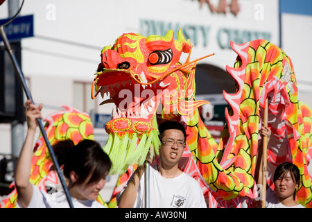 Chinatown de Los Angeles Feb 9th 2008 Dragon artistes du défilé pour célébrer le Nouvel An Chinois Année du Rat Banque D'Images