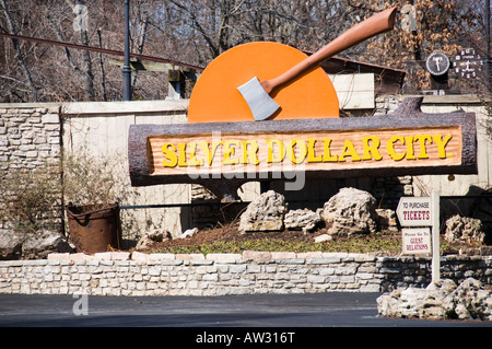 L'entrée et le panneau de Silver Dollar City, un parc à thème près de Branson, Missouri, Etats-Unis. Banque D'Images