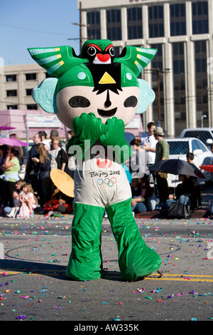Chinatown de Los Angeles Feb 9th 2008 Jeux Olympiques de Beijing 2008 Officiel mascot Nini dans le défilé pour célébrer le Nouvel An Chinois Y Banque D'Images