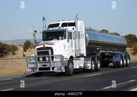 Un camion-citerne Kenworth conduite le long de la route de Port Wakefield en Australie du Sud. Banque D'Images