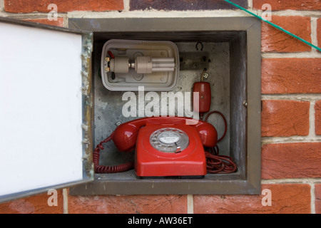 Ligne d'urgence rouge téléphone dans une niche à l'extérieur de la station de pompiers Banque D'Images