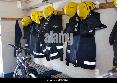 Les pompiers l'uniforme dans la station vestiaire Banque D'Images