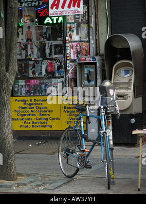 Location appuyé contre un parcomètre, téléphone public et ATM à côté de magasin dans l'arrière-plan, USA, Brooklyn, New York Banque D'Images