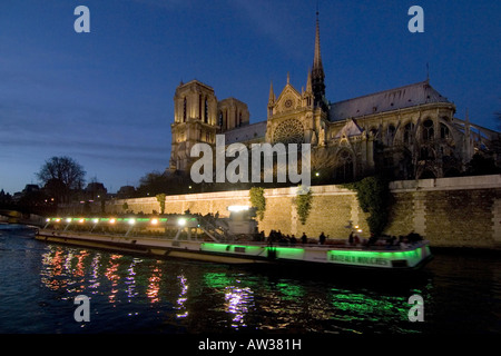 Bateau d'excursion le soir sur la Seine en face de Notre Dame, Paris, France Banque D'Images