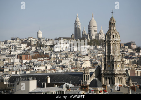 Vue sur les toits de Paris sur l'glise de la Sainte-Trinit et du Sacré Coeur, France, Paris Dreifaltigkeitskirche Banque D'Images