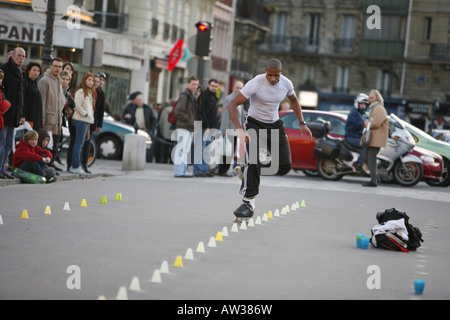 Patineur sur Rue de la Cité, Paris, France Banque D'Images