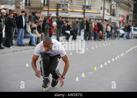 Patineur sur Rue de la Cité, Paris, France Banque D'Images