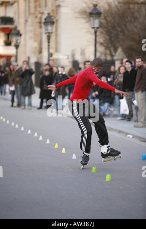 Patineur sur Rue de la Cité, Paris, France Banque D'Images