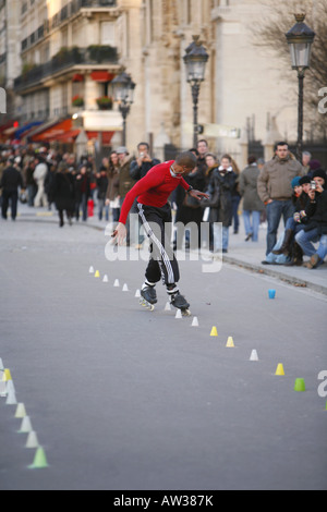 Patineur sur Rue de la Cité, Paris, France Banque D'Images