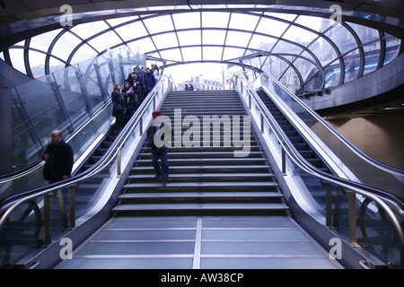 Déménagement d'escaliers dans le métro Gare Saint Lazare, Paris, France Banque D'Images