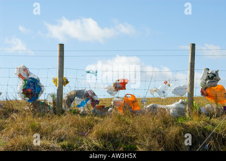 Le vent des sacs en plastique coincés sur une clôture dans l'Oxfordshire, Angleterre Banque D'Images