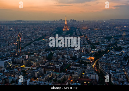 Grande vue de la ville de Paris illuminé à la tombée de la nuit. Banque D'Images