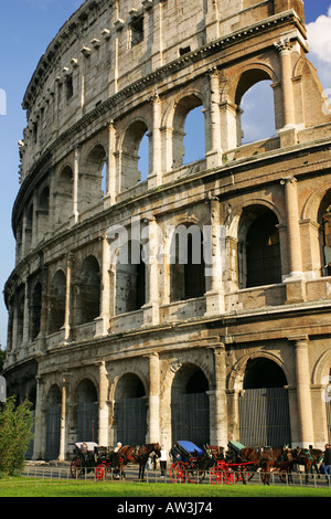 Calèches attendre pour touristes à l'extérieur des murs du bâtiment, monument célèbre Colisée Rome Italie EU Banque D'Images