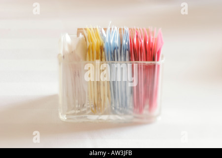 Les paquets de sucre et d'édulcorant artificiel dans des contenants de verre Banque D'Images