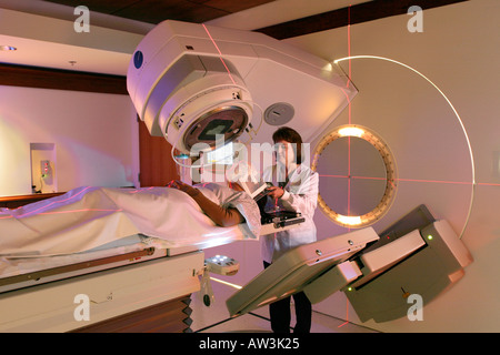 Le patient a été préparé pour l'accélérateur linéaire par technicien de radiothérapie Banque D'Images