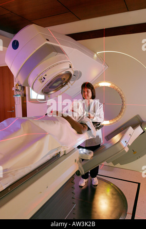 Le patient a été préparé pour la radiothérapie de l'accélérateur linéaire Banque D'Images