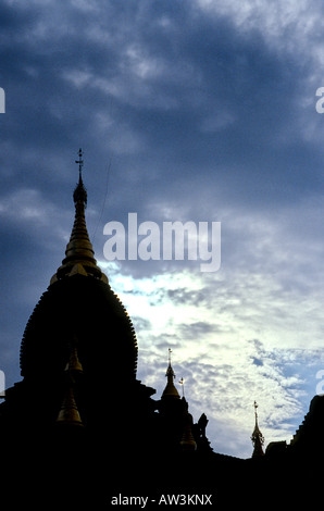 Silhouette de stupa sur les ruines archéologiques de la Birmanie Myanmar Pagan Banque D'Images