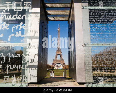 Mur pour la paix à la sculpture à travers le parc du Champ de Mars, Paris, France Banque D'Images