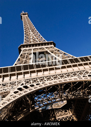 La Tour Eiffel, Paris, France, Europe - looking up Banque D'Images