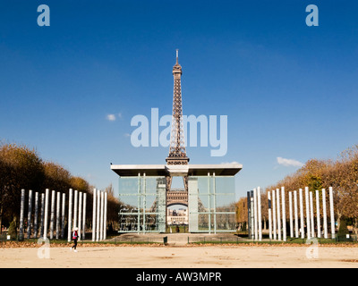 Sculpture murale pour la paix et la tour Eiffel derrière dans le parc du Champs de Mars, Paris, France Banque D'Images