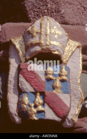 'Blason' d'un Évêque au-dessus de 'la rivière Pend' entrée de Whithorn Priory, Whithorn, Dumfries et Galloway, Écosse, Royaume-Uni. Banque D'Images