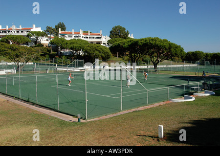 Les gens jouent au tennis dans le quartier chic de Vale de Lobo golf et resort en Algarve, la région la plus méridionale du Portugal Banque D'Images