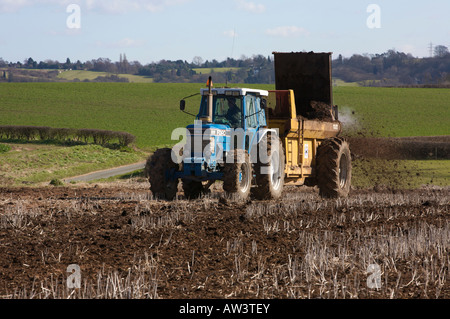 Tracteur Ford 8210 Épandage de fumier Banque D'Images