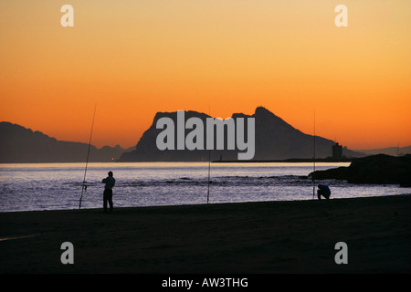 Gibraltar (à droite) avec la côte de l'Afrique derrière, vu de près de Estepona sur la Costa del Sol. Banque D'Images