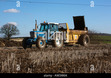 Tracteur Ford 8210 Épandage de fumier Banque D'Images