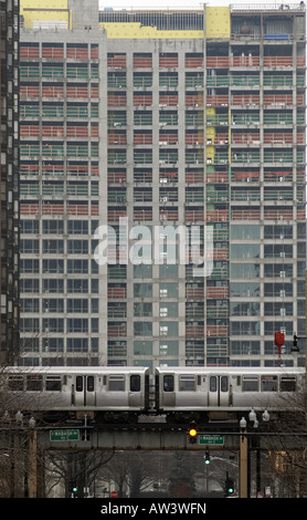 Un LTC train passe un bâtiment en construction sur le côté sud de Chicago. Banque D'Images