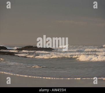 À la nord au château de Lindisfarne par surf de plage de Bamburgh Northumberland le nord de l'Angleterre, Août 2007 Banque D'Images