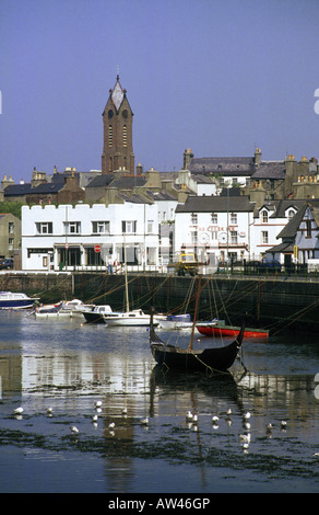 Town Quayside maisons le long de front Inn Hôtel Bildings Tower Bateaux amarrés petit navire viking en bois avec mât de marée basse Banque D'Images