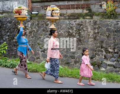 Femme Balinaise locale transportant des marchandises sur les têtes il y a Ubud Bali Indonésie Banque D'Images