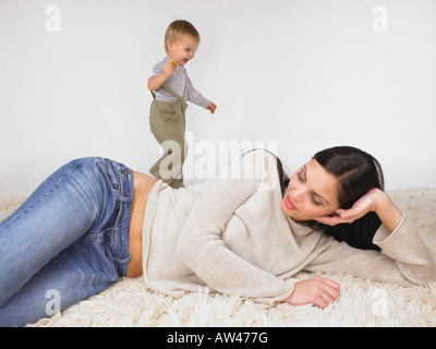 Mère et fille jouer. Banque D'Images