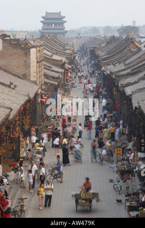 Vue sur rue principale de la ville au patrimoine mondial de l'UNESCO de Pingyao, Shaanxi, Chine Banque D'Images