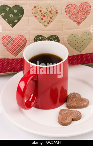Une tasse de café et deux biscuits en forme de coeur Banque D'Images