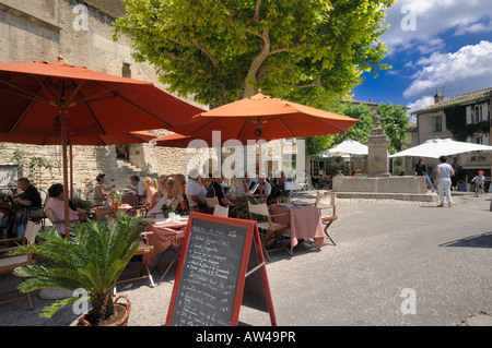 Gordes place publique fontaine fontaine Provence France restaurant déjeuner diner table publique historique du village historique artiste Banque D'Images