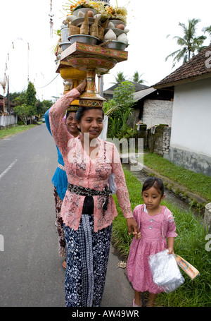 Femme Balinaise locale transportant des marchandises sur les têtes il y a Ubud Bali Indonésie Banque D'Images